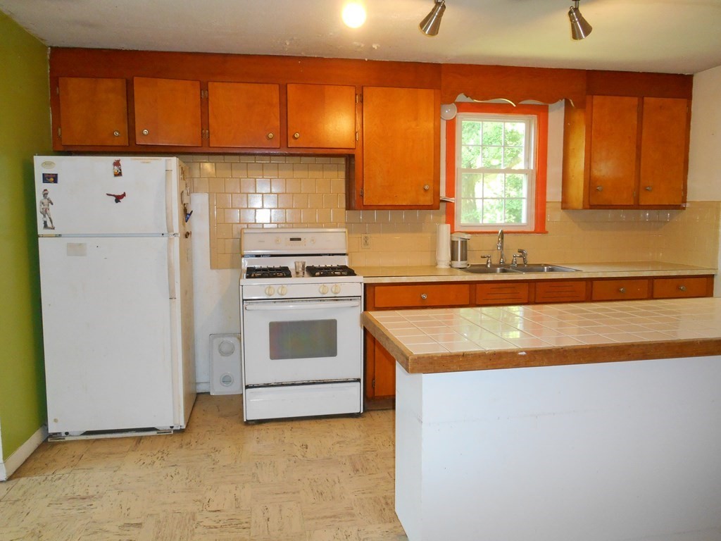 8 Proctor Street Worcester, MA 01606 - Photo 12 of 27 Gallery Image 12