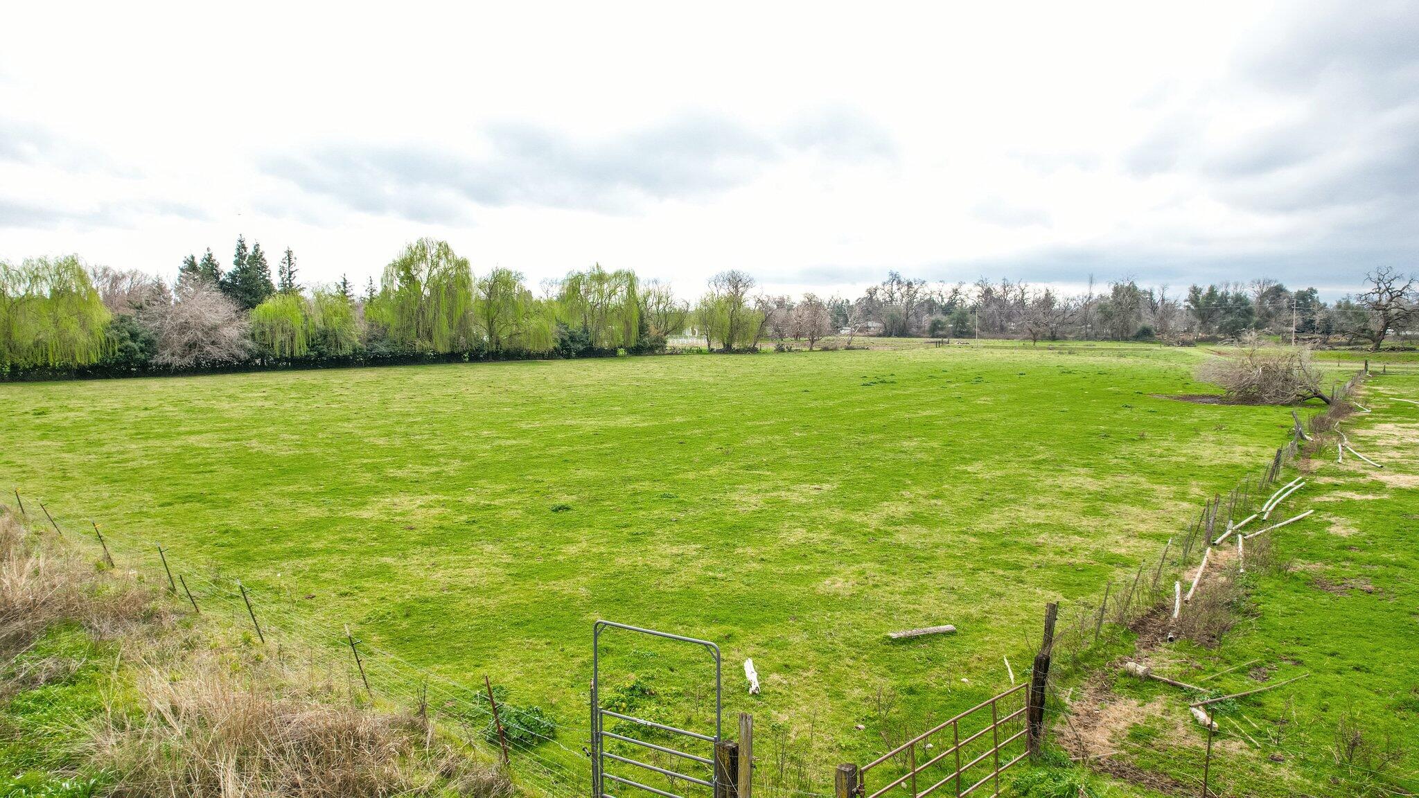 Milky Way Redding, CA 96002 - Photo 5 of 16 a view of an ocean from a yard