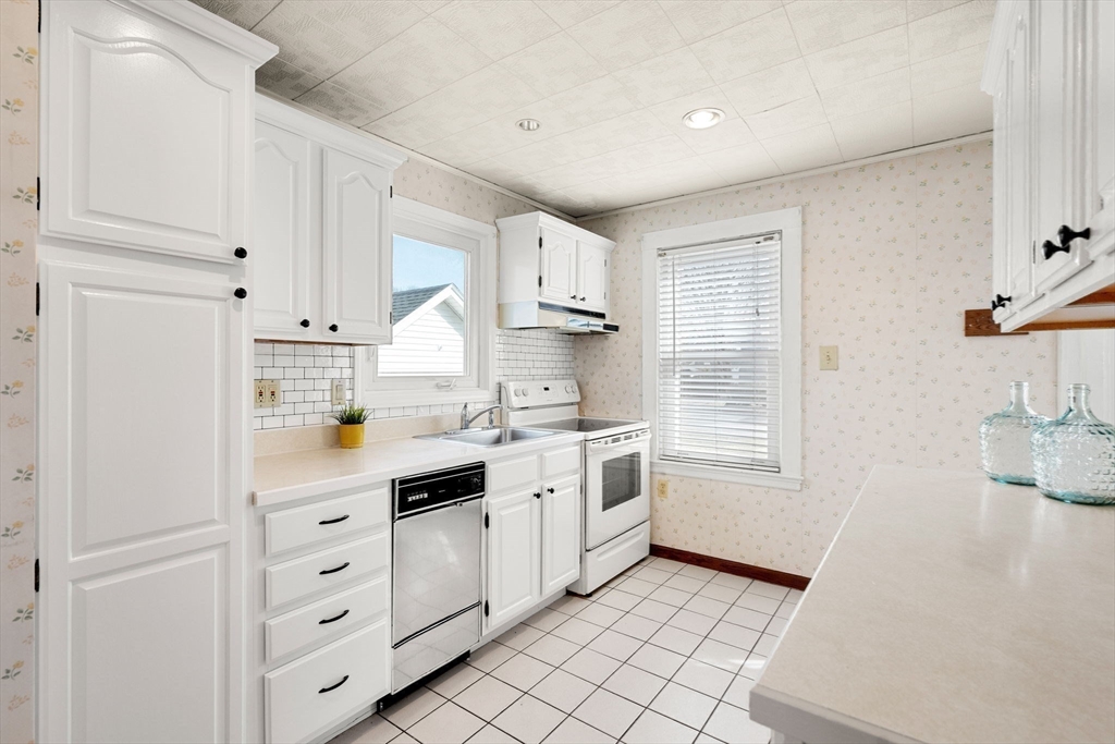 96 Spring Street Stoneham, MA 02180 - Photo 3 of 34 Gallery Image 3