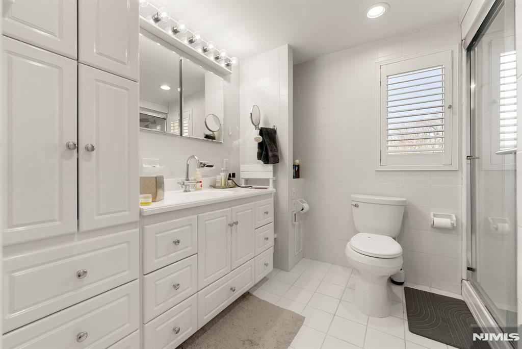 1070 Cumbermeade Road Fort Lee, NJ 07024 - Photo 18 of 34