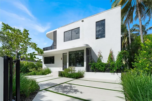 $26,500,000 | 2053 North Bay Road, Miami Beach, FL 33140