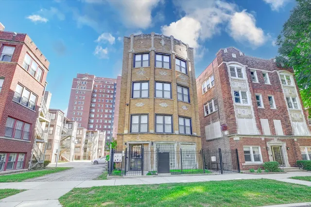 $2,600 | 6711 South Paxton Avenue, Unit 1, Chicago, IL 60649