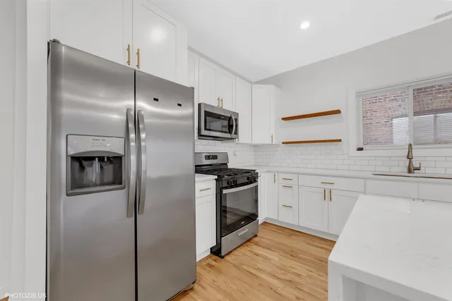 $2,600 | 6711 South Paxton Avenue, Unit 1, Chicago, IL 60649