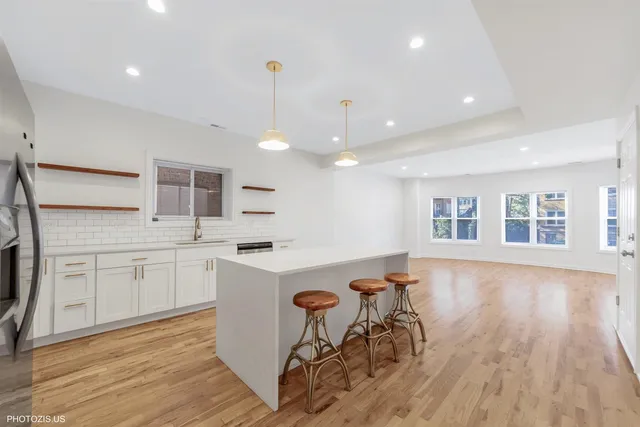 $2,600 | 6711 South Paxton Avenue, Unit 1, Chicago, IL 60649