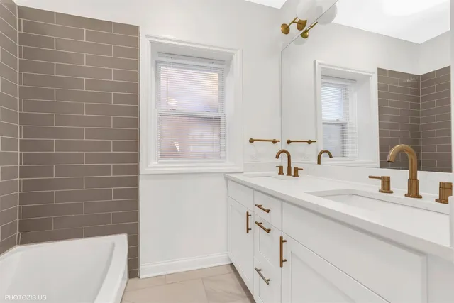 $2,600 | 6711 South Paxton Avenue, Unit 1, Chicago, IL 60649