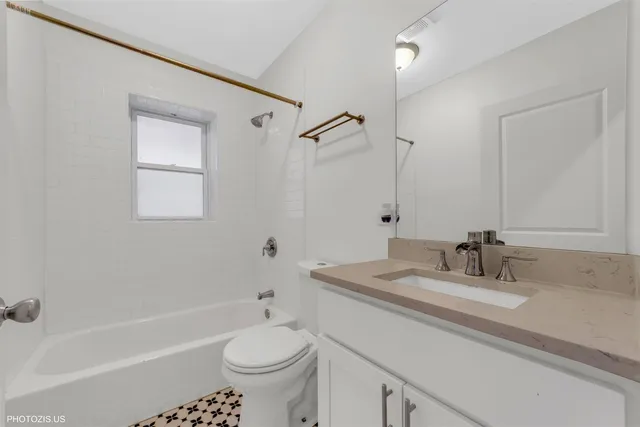 $2,600 | 6711 South Paxton Avenue, Unit 1, Chicago, IL 60649