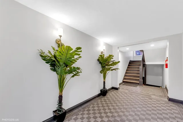 $2,600 | 6711 South Paxton Avenue, Unit 1, Chicago, IL 60649