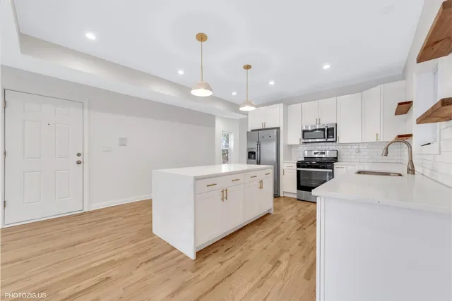 $2,600 | 6711 South Paxton Avenue, Unit 1, Chicago, IL 60649