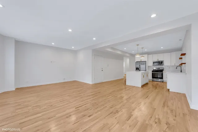 $2,600 | 6711 South Paxton Avenue, Unit 1, Chicago, IL 60649