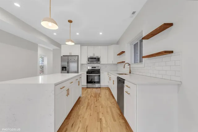 $2,600 | 6711 South Paxton Avenue, Unit 1, Chicago, IL 60649