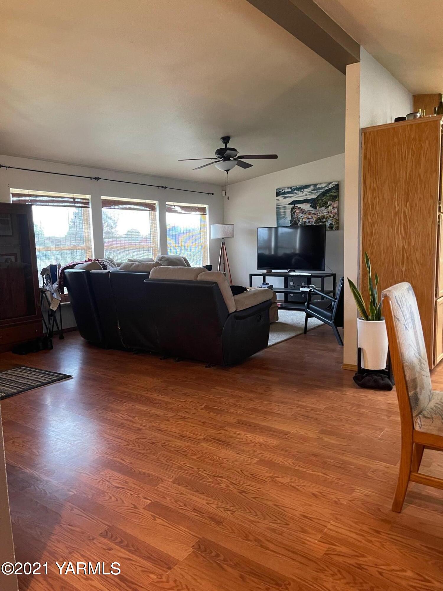 2162 Sheller Road Sunnyside, WA 98944 - Photo 3 of 16 a living room with furniture and a flat screen tv