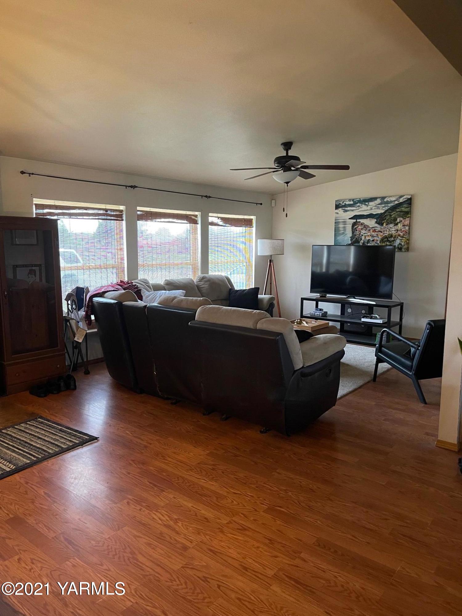 2162 Sheller Road Sunnyside, WA 98944 - Photo 4 of 16 a living room with furniture a ceiling fan and a window