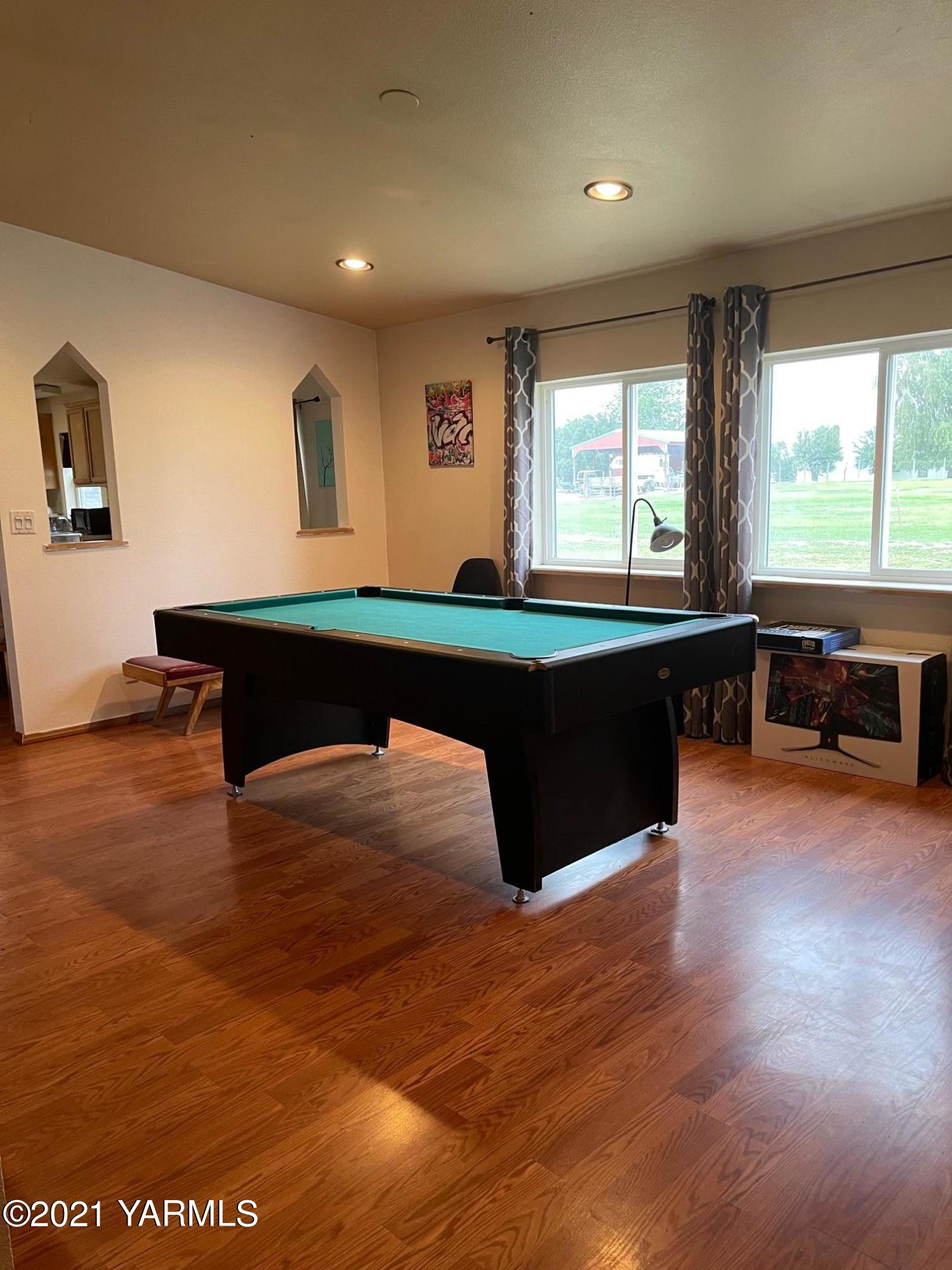 2162 Sheller Road Sunnyside, WA 98944 - Photo 8 of 16 a living room with large window
