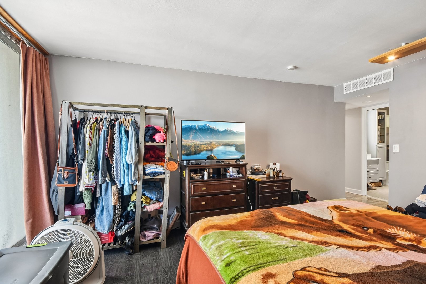 6007 North Sheridan Road, Unit 29F Chicago, IL 60660 - Photo 11 of 19 a bedroom with a bed and a closet