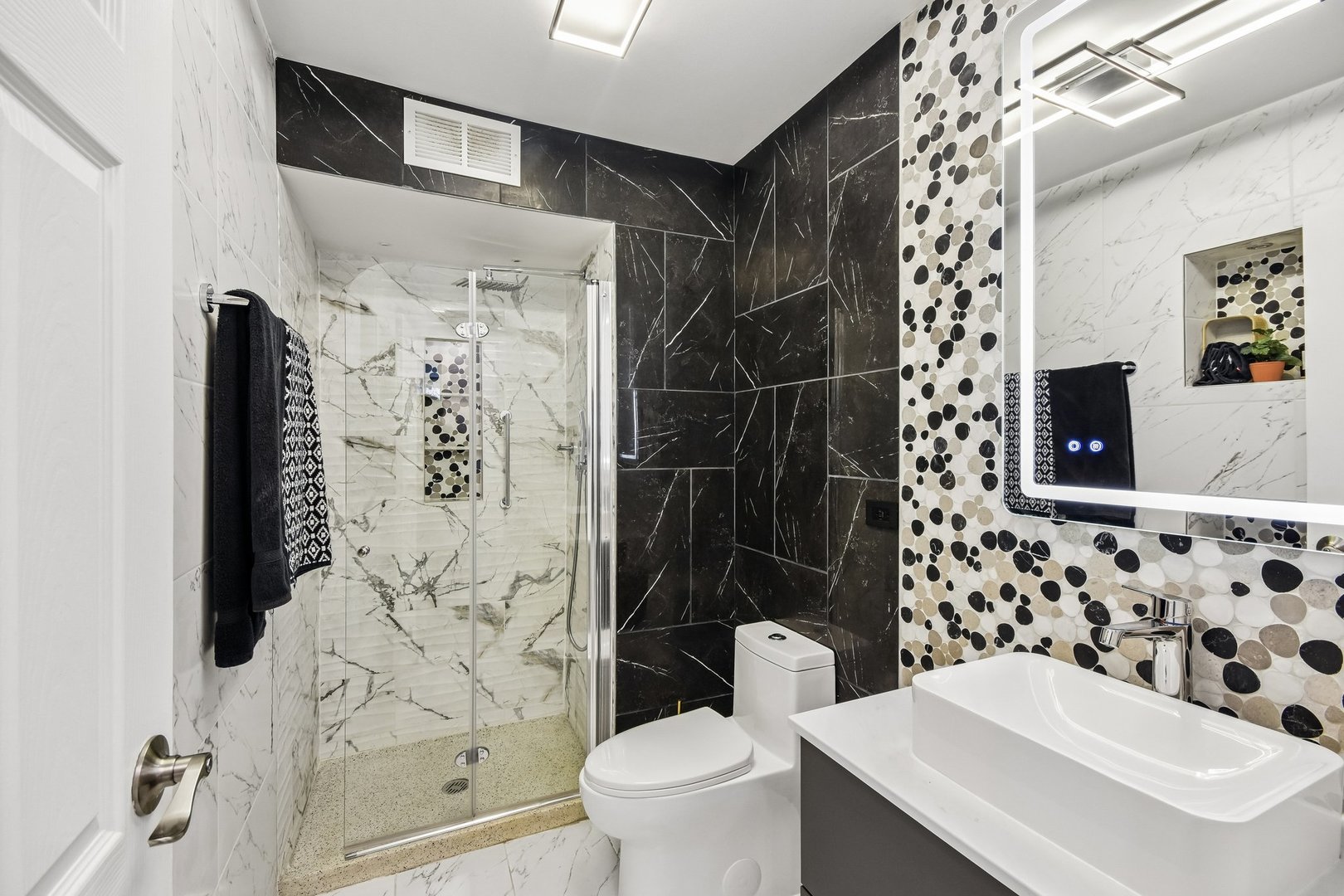 6007 North Sheridan Road, Unit 29F Chicago, IL 60660 - Photo 12 of 19 a bathroom with a sink toilet and shower