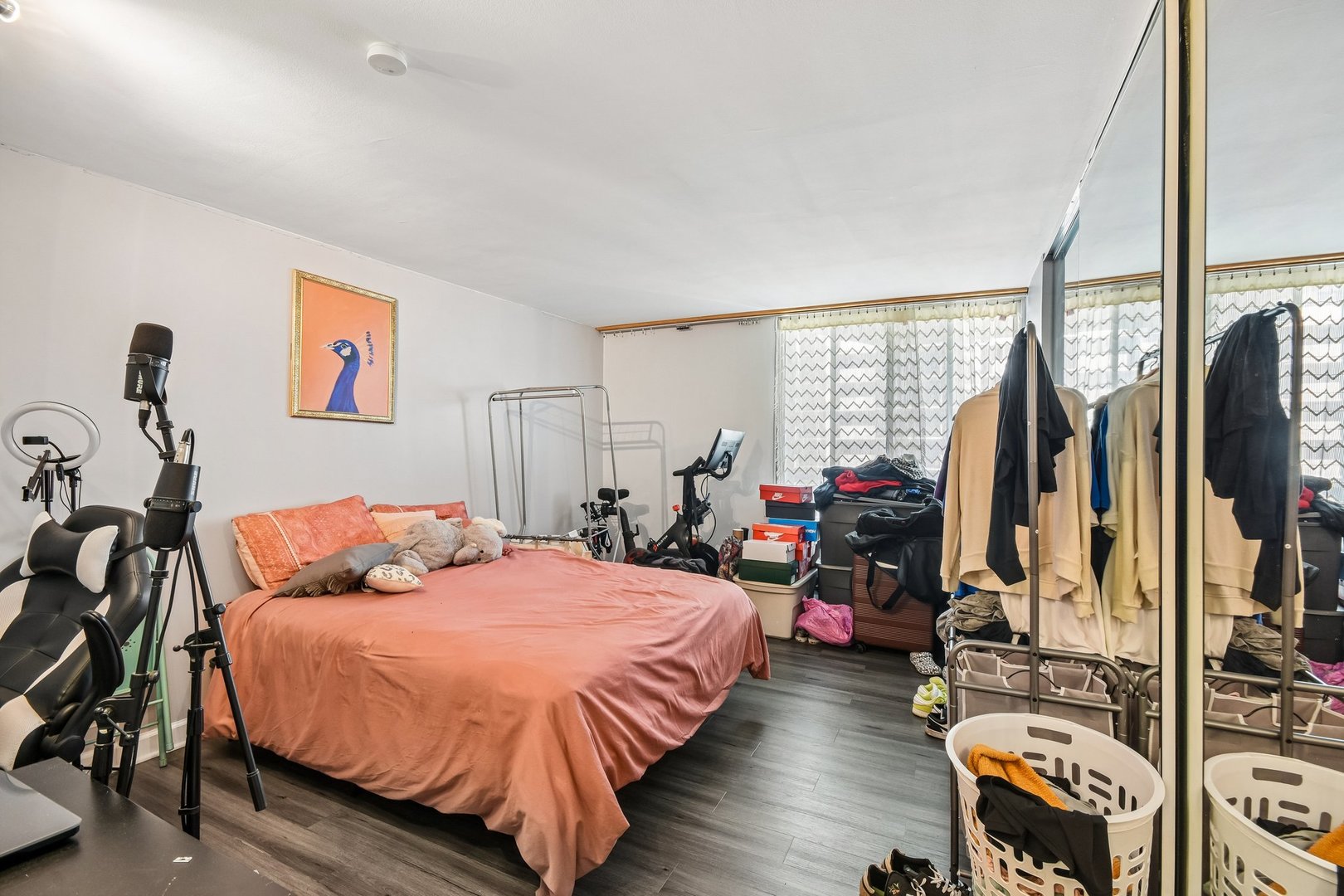 6007 North Sheridan Road, Unit 29F Chicago, IL 60660 - Photo 13 of 19 a bedroom with bed and a flat tv screen