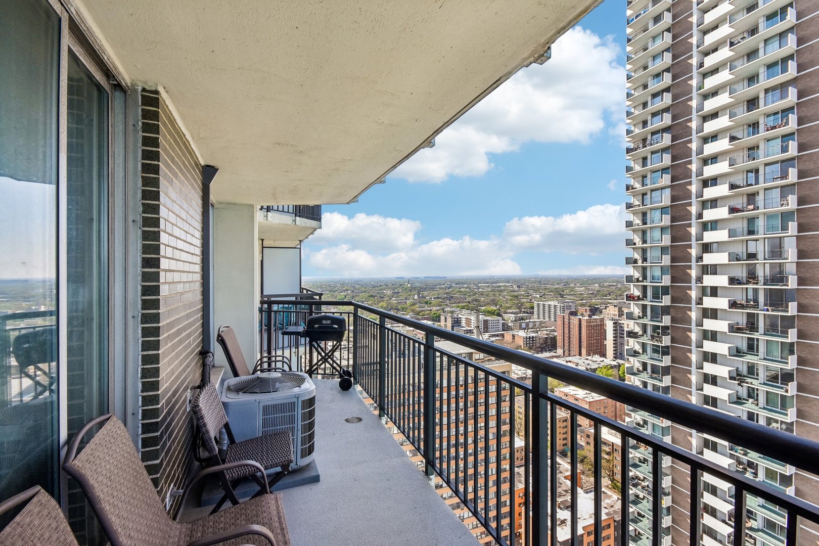6007 North Sheridan Road, Unit 29F Chicago, IL 60660 - Photo 17 of 19 a view of balcony with couch
