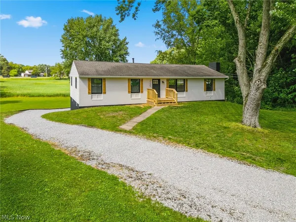 $299,900 | 2195 Yorktown Street Northwest, Uniontown, OH 44685