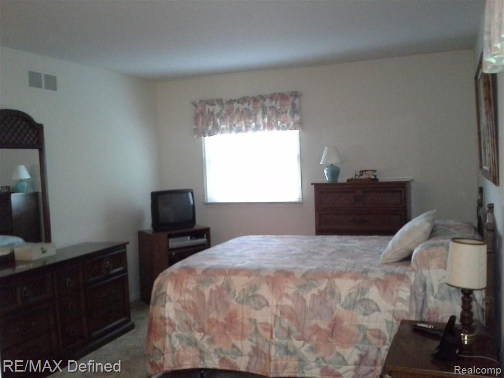 678 Bridgestone Drive Rochester, MI 48309 - Photo 10 of 15 MASTER SUITE