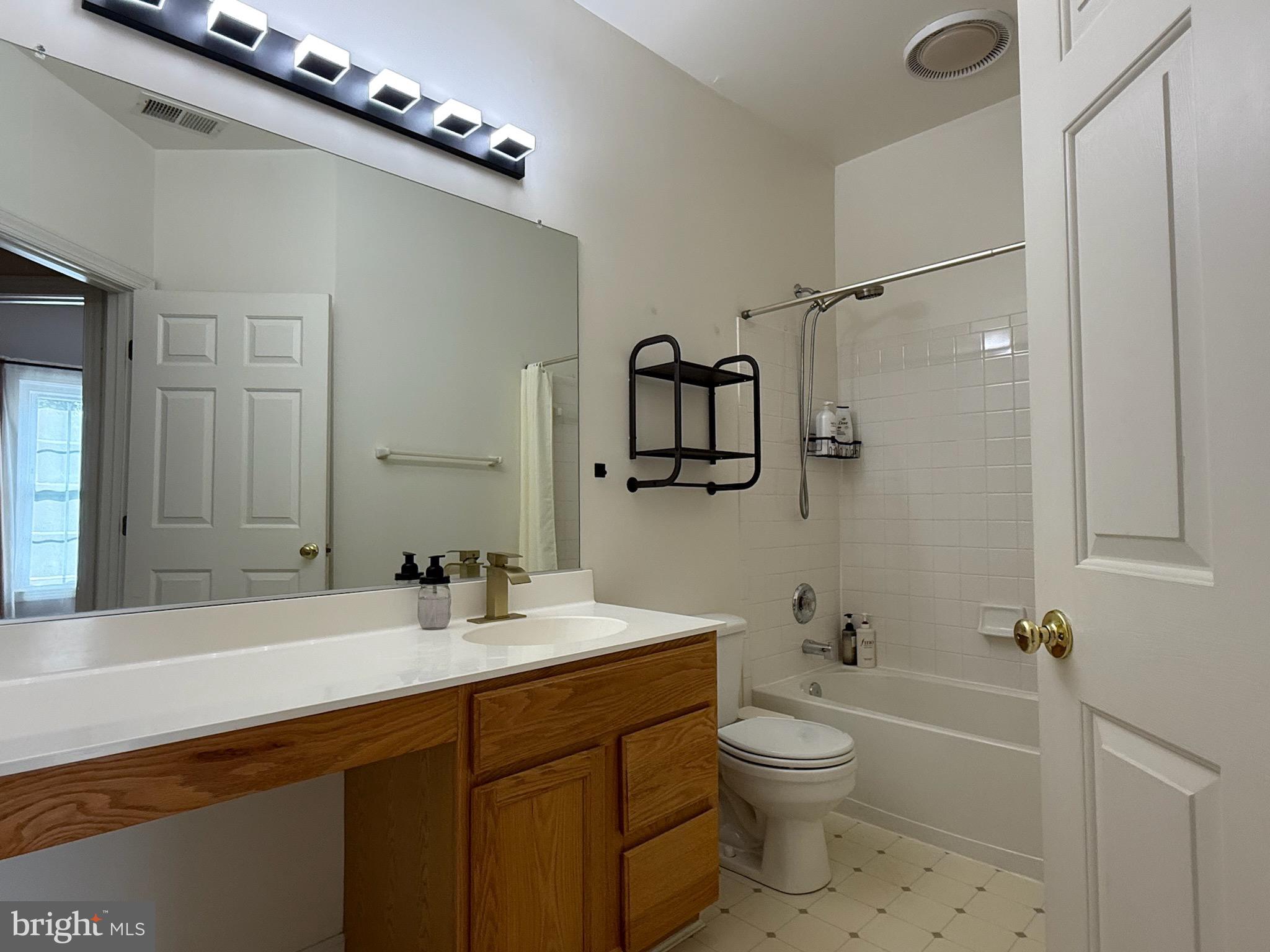 617 Highland Ridge Avenue Gaithersburg, MD 20878 - Photo 19 of 33 hallway full bath