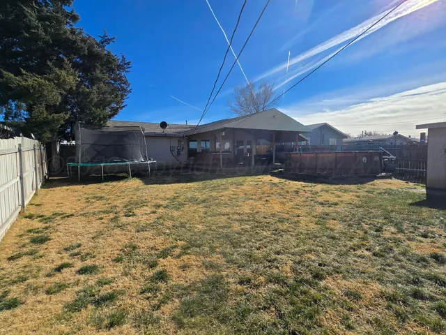 a view of a yard with a house