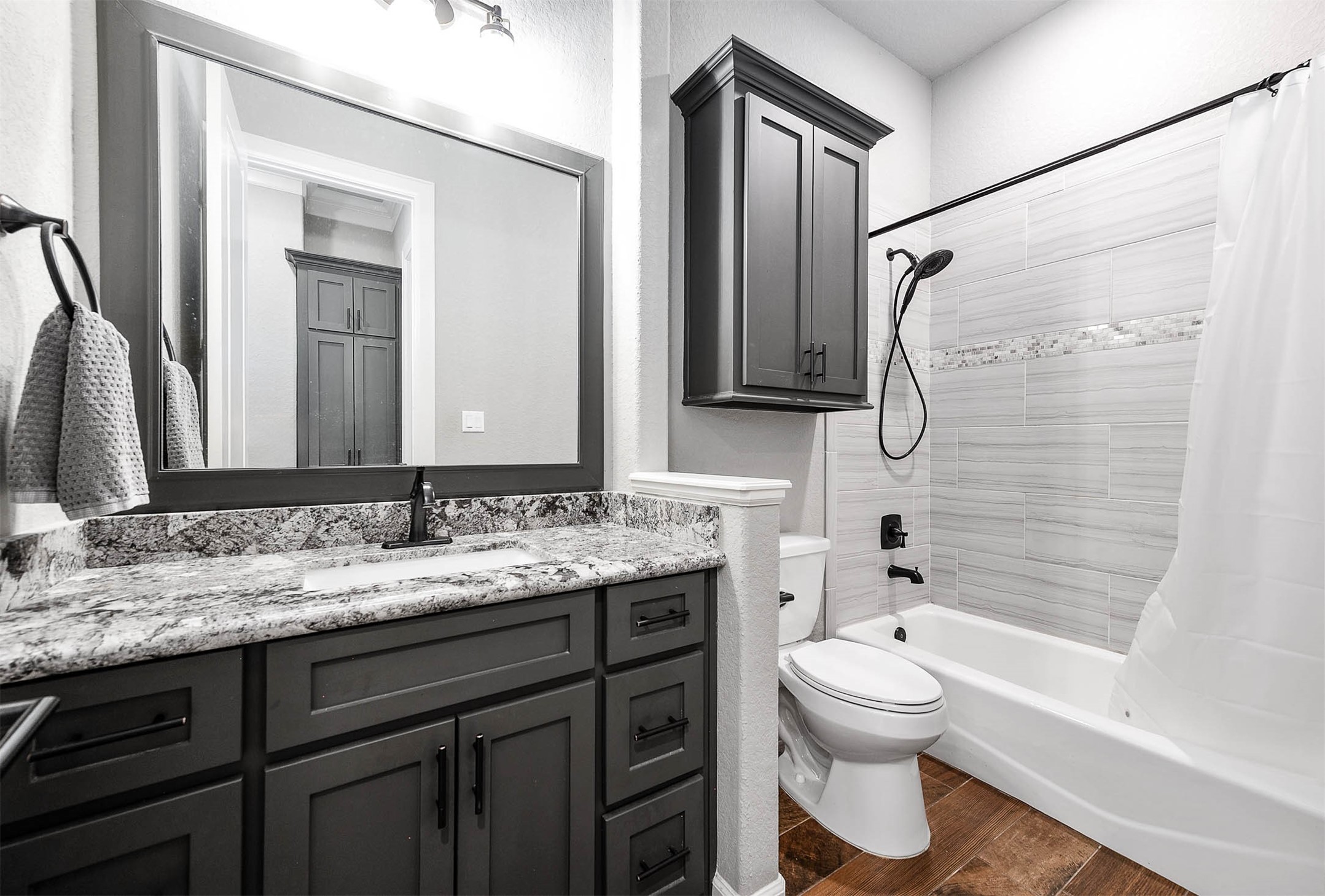 720 Rustic Oaks Drive Angleton, TX 77515 - Photo 20 of 35 Bathroom 2