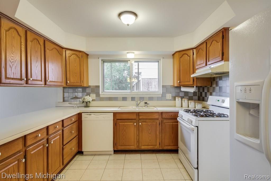 6058 Wedgewood Road Canton, MI 48187 - Photo 4 of 35 _MG_0175.jpg