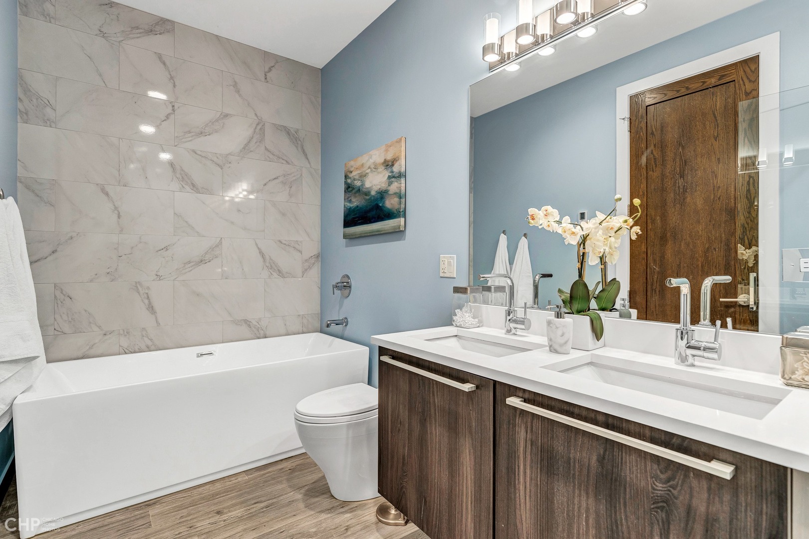 2030 West Rice Street, Unit 2 Chicago, IL 60622 - Photo 18 of 31 a bathroom with a bathtub a sink and a mirror