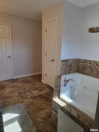 $389,900 | 1501 Gingoteague Way, Pekin, IL 61554