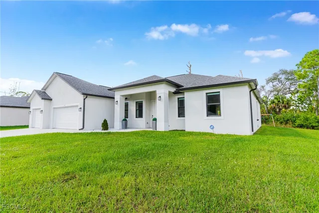 a view of a house with backyard
