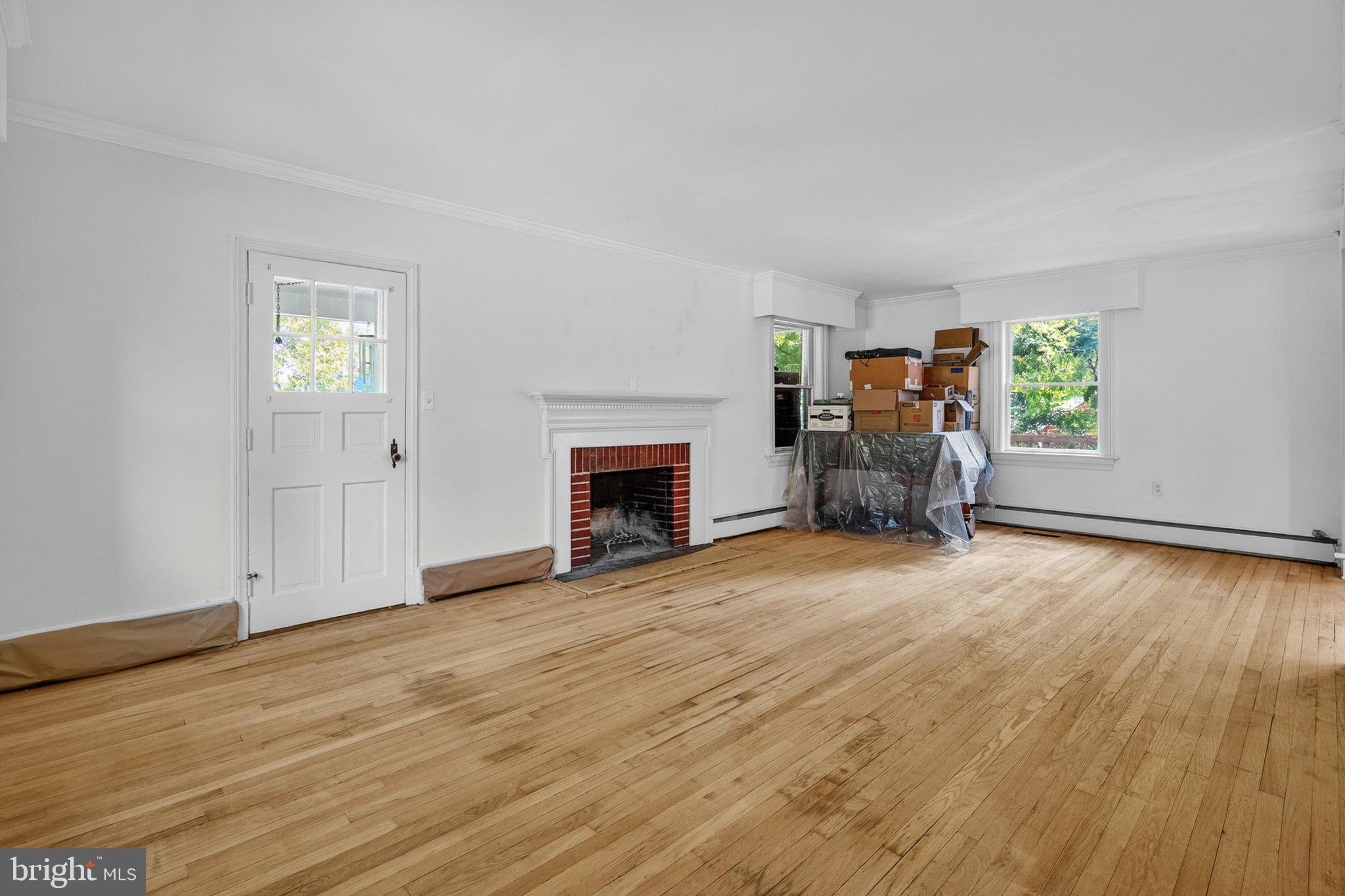 241 Edwards Ferry Road Northeast Leesburg, VA 20176 - Photo 19 of 27 Spacious room with natural light.