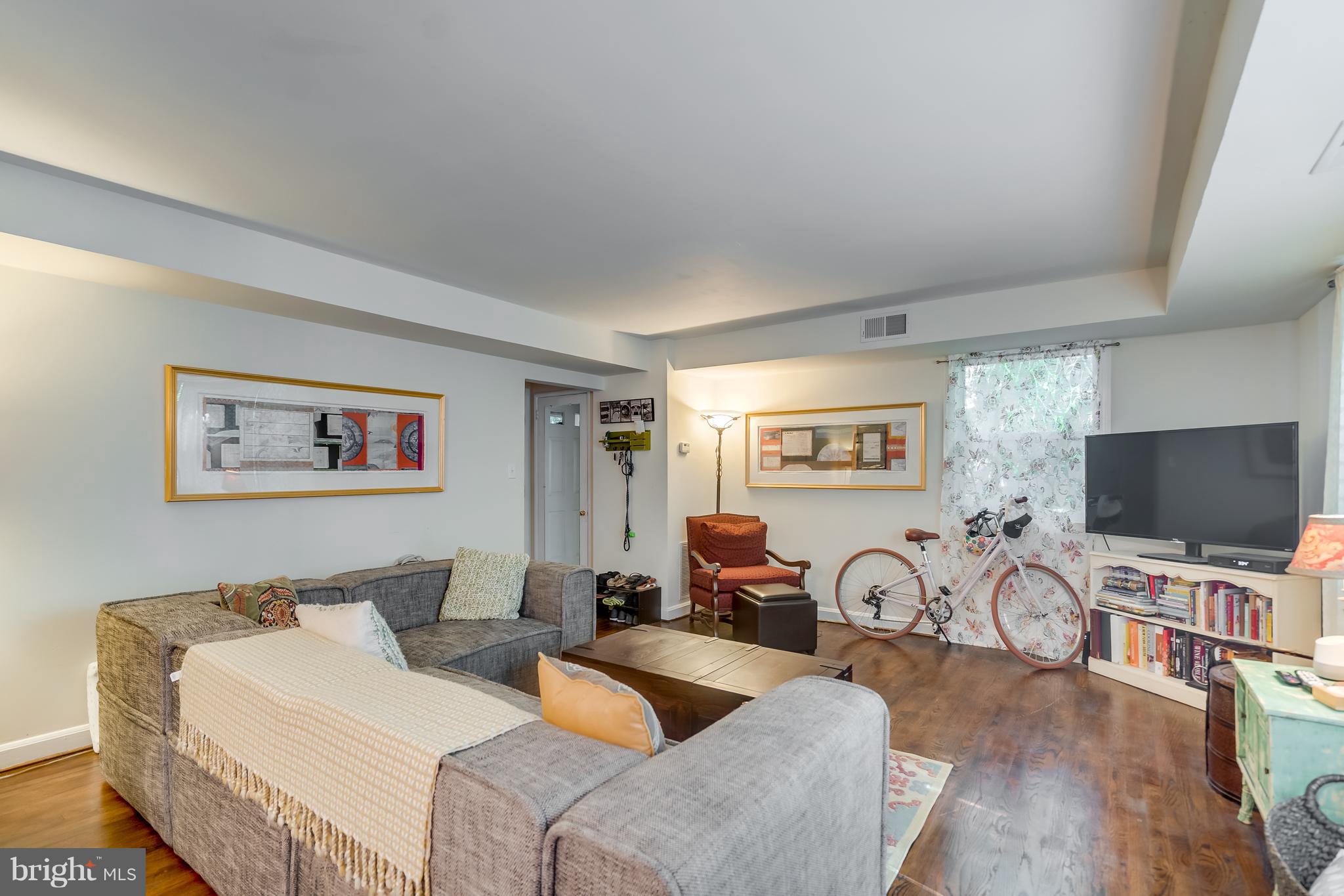 8626 Geren Road, Unit 155 Silver Spring, MD 20901 - Photo 5 of 25 Living Room