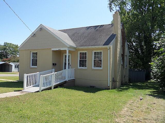 429 Fieldale Road Northeast Roanoke, VA 24012 - Photo 3 of 24 front view of house with a yard
