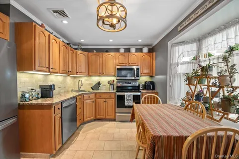 $999,999 | 4 Westbury Avenue, Plainview, NY 11803