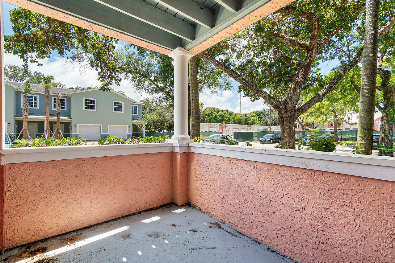 1335 Crystal Way, Unit G Delray Beach, FL 33444 - Photo 4 of 35 Huge outdoor patio