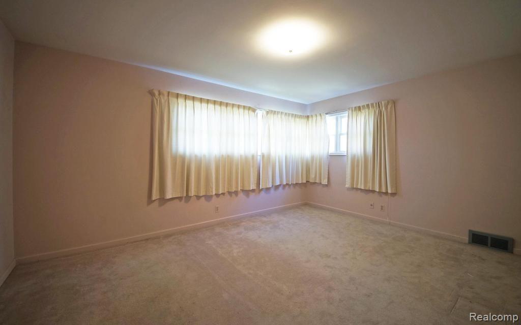 564 Roslyn Road Grosse Pointe, MI 48236 - Photo 8 of 22 8-photo-web-1024x640-39304.jpg