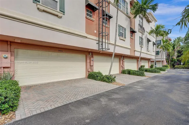 $550,000 | 1033 Northeast 17th Way, Unit 1904, Fort Lauderdale, FL 33304