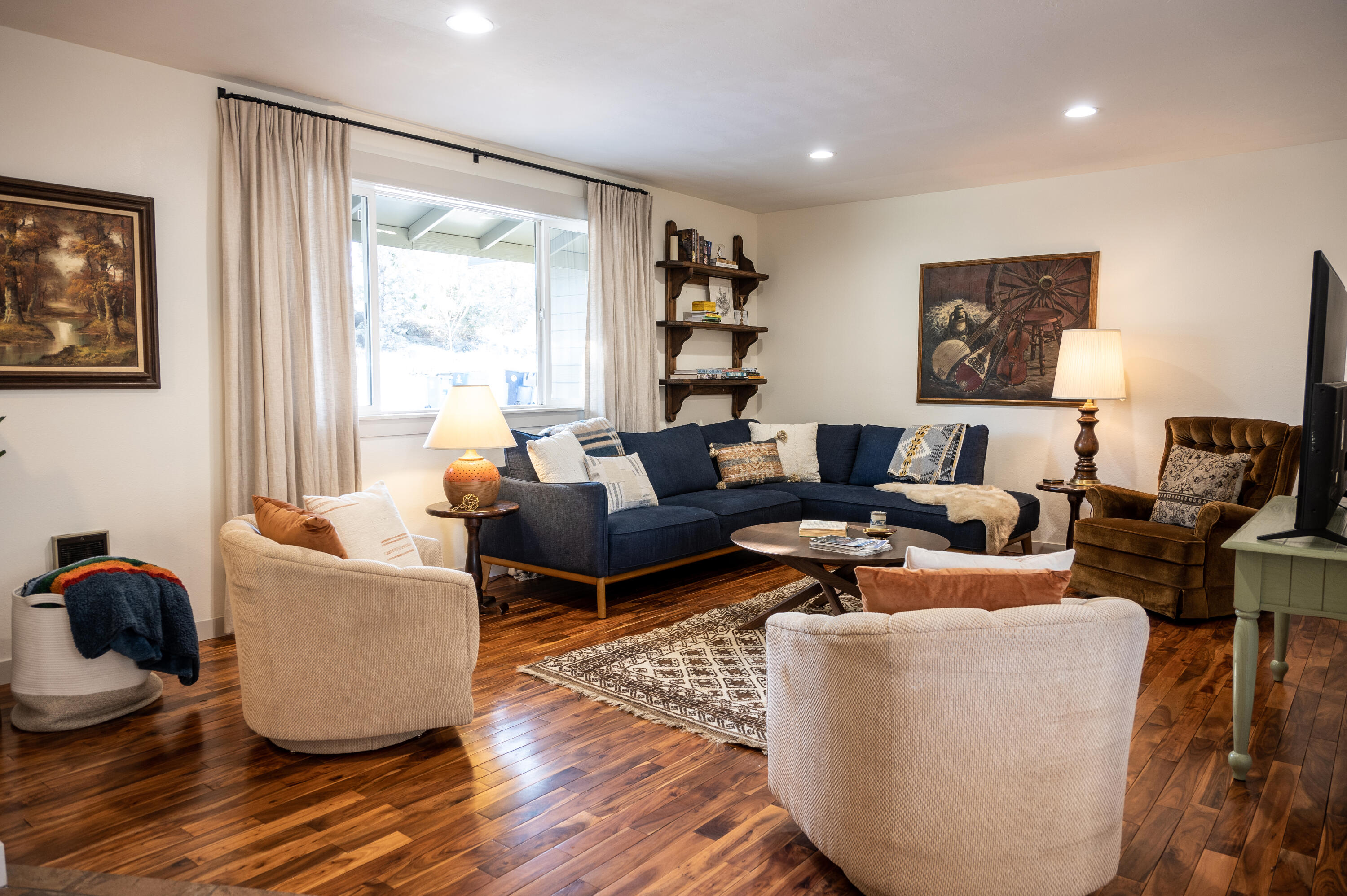 21360 Keyte Road Bend, OR 97701 - Photo 5 of 20 Living Room