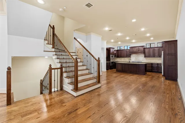a view of entryway and kitchen