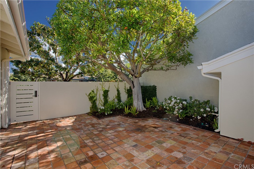 1 Seafaring Drive Corona del Mar, CA 92625 - Photo 16 of 25 a view of a garden with plants