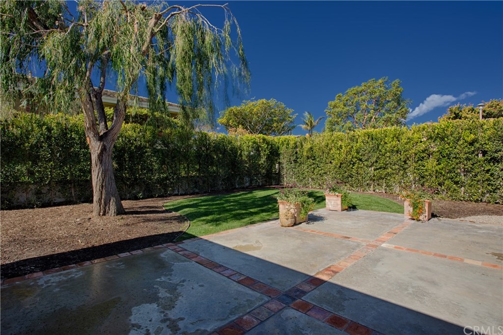 1 Seafaring Drive Corona del Mar, CA 92625 - Photo 24 of 25 a view of a yard with plants