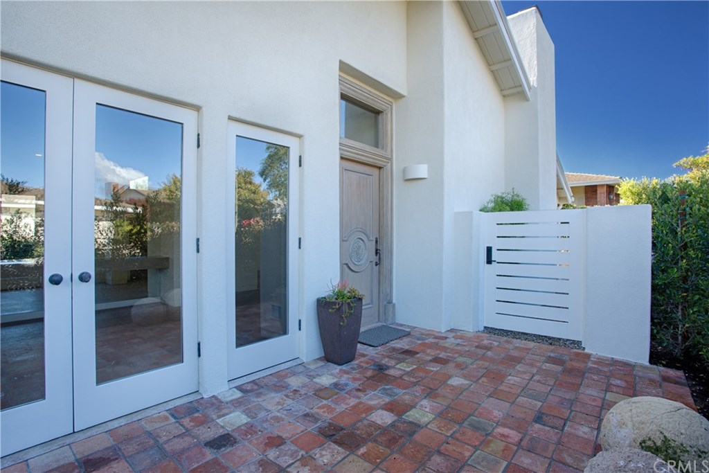 1 Seafaring Drive Corona del Mar, CA 92625 - Photo 4 of 25 a view of room and stairs