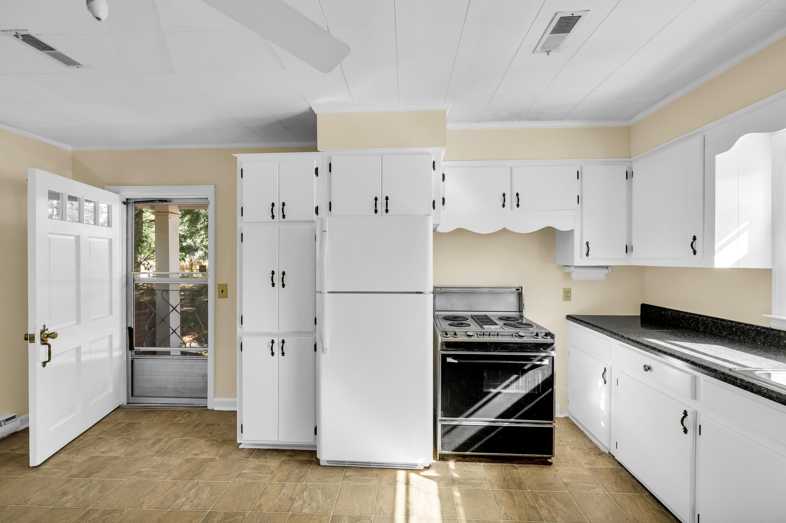 208 George Street Walterboro, SC 29488 - Photo 22 of 47 29_550a3158