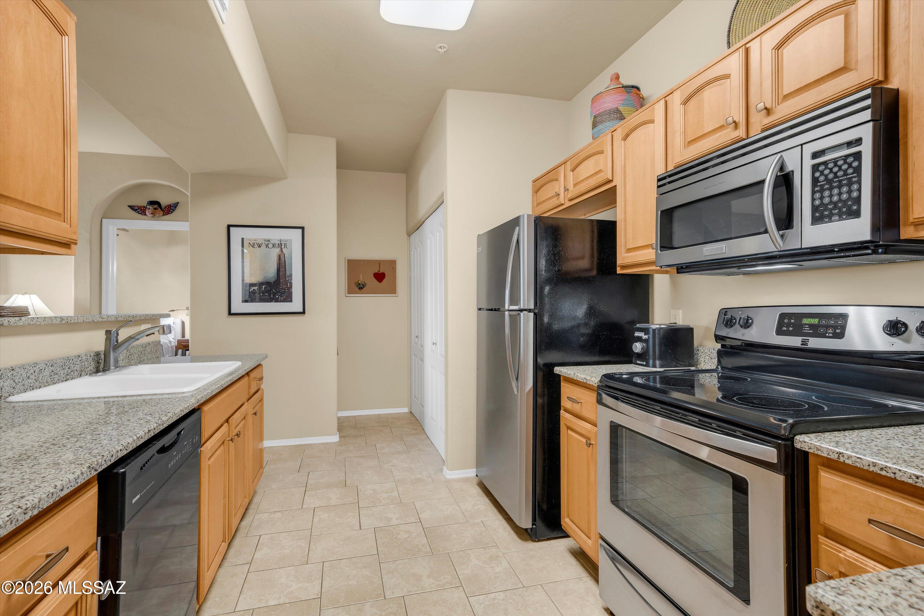 2550 East River Road, Unit 11205 Tucson, AZ 85718 - Photo 13 of 30 Kitchen