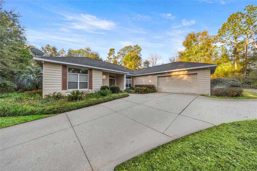 20698 Southwest 93rd Lane Road Dunnellon, FL 34431 - Photo 2 of 34 a front view of a house with garden