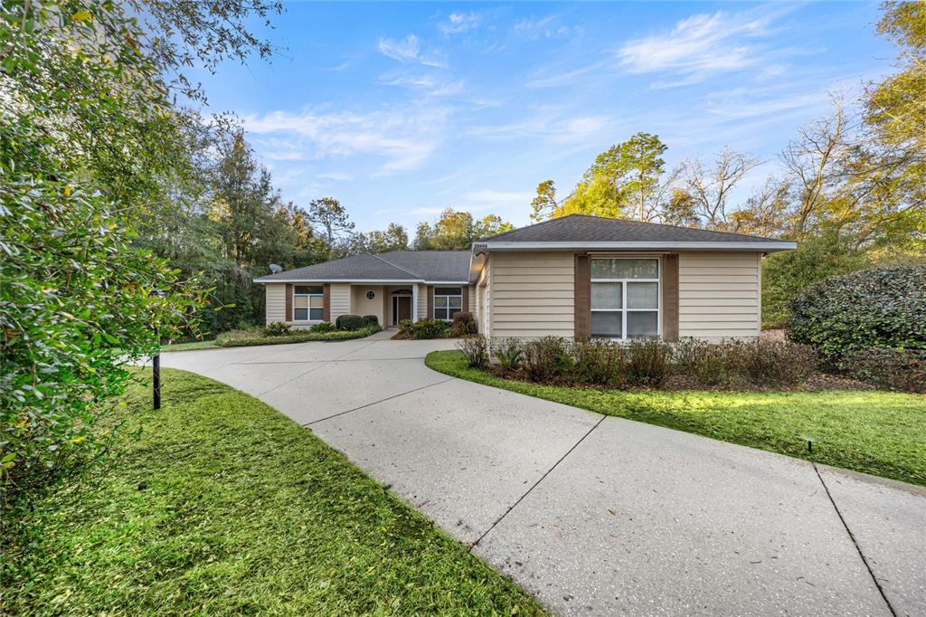 20698 Southwest 93rd Lane Road Dunnellon, FL 34431 - Photo 3 of 34 a front view of a house with a garden