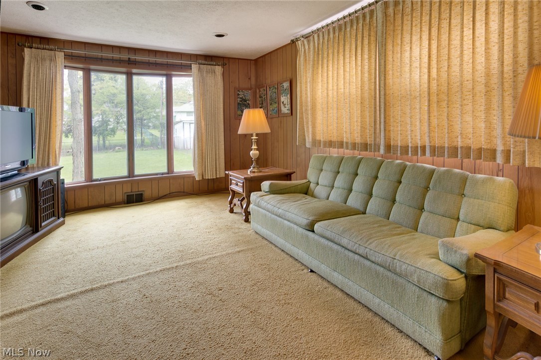 953 Professor Road Cleveland, OH 44124 - Photo 6 of 16