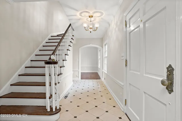 a view of entryway with hall