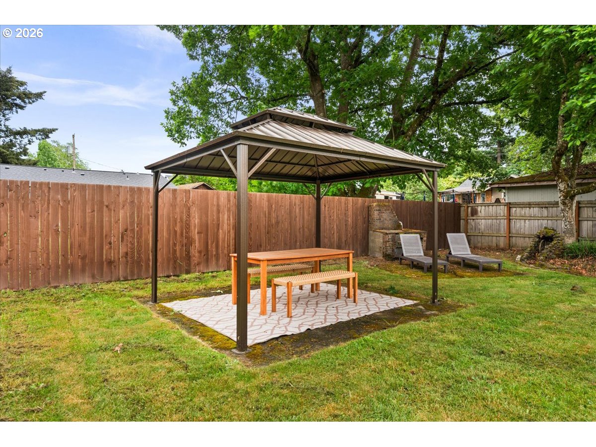622 Southwest Utah Street Camas, WA 98607 - Photo 41 of 44 a backyard of a house with table and chairs