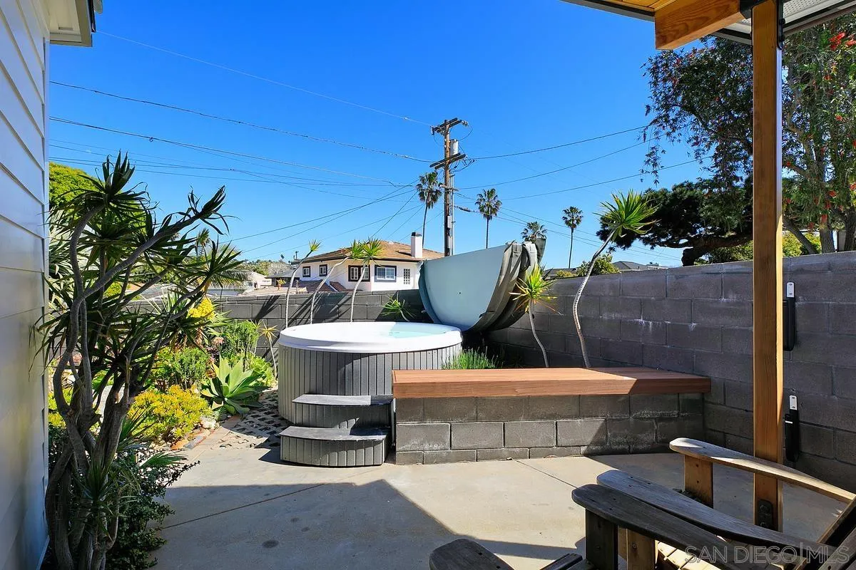 345 Neptune Avenue Encinitas, CA 92024 - Photo 25 of 29 a view of a outdoor seating area